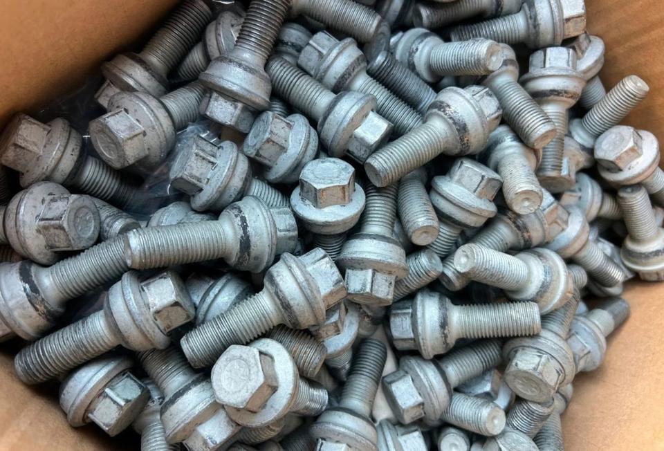 24 ORIGINAL RADSCHRAUBEN MERCEDES SPRINTER W907 907 M14x1,5 32MM